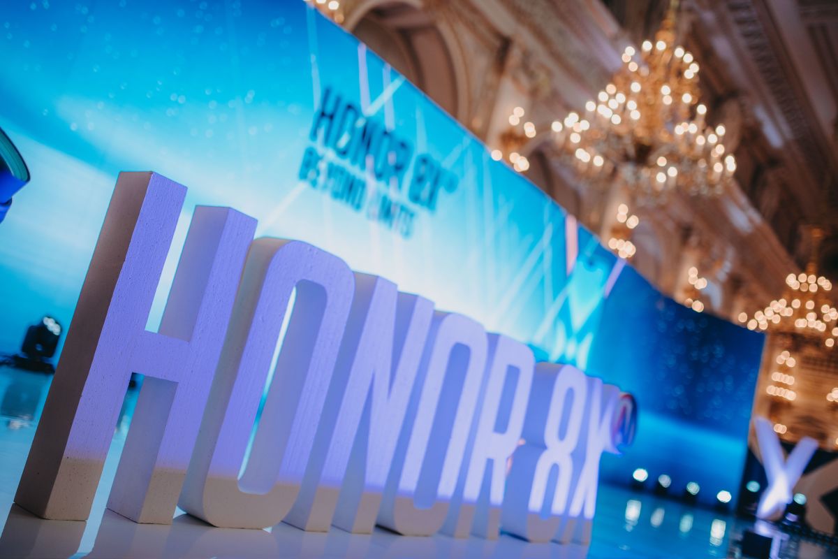 The World’s Premiere of the new HONOR 8X cell phone